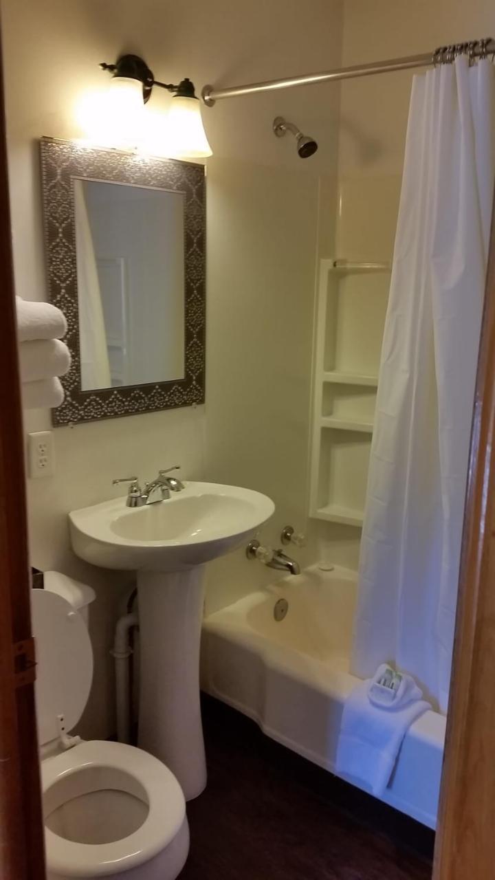 Mystic Valley Inn Кастер Екстер'єр фото